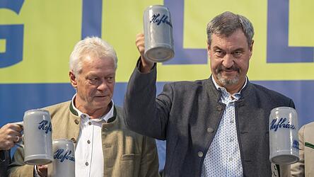 Markus Söder (r.) und Alois Rainer verteidigen auf dem Gilllamoos-Volksfest das Recht auf Fleischkonsum.