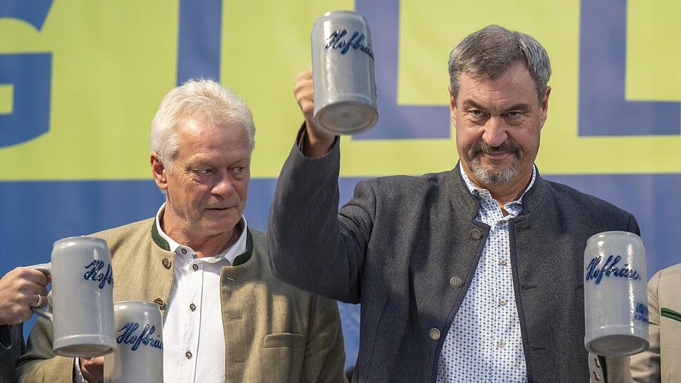 Markus Söder (r.) und Alois Rainer verteidigen auf dem Gilllamoos-Volksfest das Recht auf Fleischkonsum. Markus Söder (r.) und Alois Rainer verteidigen auf dem Gilllamoos-Volksfest das Recht auf Fleischkonsum.