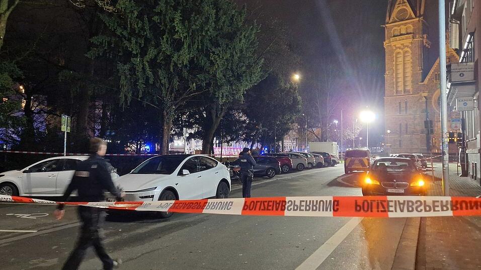 In Gie&szlig;en fuhr ein Auto in eine Bushaltestelle und verletzte mehrere Menschen.