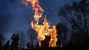 Ein Osterfeuer hat einen Brandherd an einer Scheune ausgelöst. (Symboldbild) Ein Osterfeuer hat einen Brandherd an einer Scheune ausgelöst. (Symboldbild)