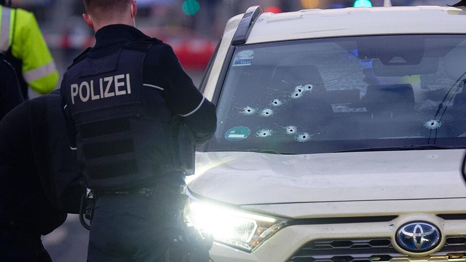 Zehn Einschusslöcher: Das Taxi am Tatort. (Archivbild) Zehn Einschusslöcher: Das Taxi am Tatort. (Archivbild)