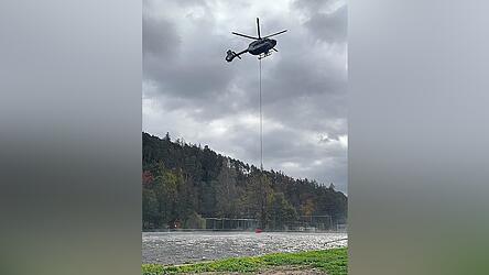 Wasser aus einem Becken holen: Dabei wird ordentlich aufgewirbelt.
