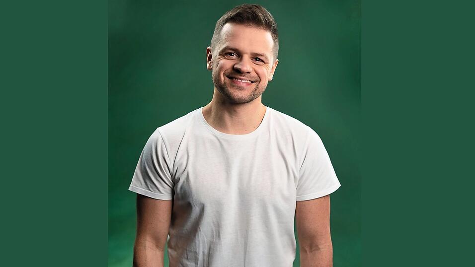Hans Thalhammer ist in Landau geboren und aufgewachsen. Als Schreiner hat er am Münchner Residenztheater Bühnenbilder gebaut und eines Tages den Sprung in ein Leben als Comedian gewagt. Hans Thalhammer ist in Landau geboren und aufgewachsen. Als Schreiner hat er am Münchner Residenztheater Bühnenbilder gebaut und eines Tages den Sprung in ein Leben als Comedian gewagt.
