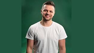 Hans Thalhammer ist in Landau geboren und aufgewachsen. Als Schreiner hat er am Münchner Residenztheater Bühnenbilder gebaut und eines Tages den Sprung in ein Leben als Comedian gewagt. Hans Thalhammer ist in Landau geboren und aufgewachsen. Als Schreiner hat er am Münchner Residenztheater Bühnenbilder gebaut und eines Tages den Sprung in ein Leben als Comedian gewagt.