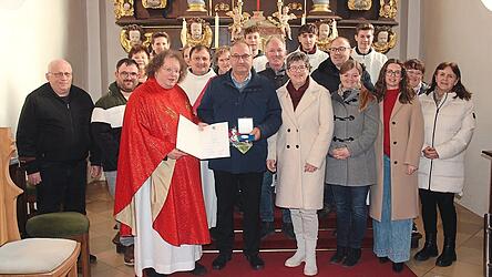 Im Beisein von Pfarrgemeinderat und Kirchenverwaltung konnte Pfarrer Christian Hektor im Namen von Bischof Dr. Stefan Oster an Georg Hafeneder die Stephanusplakette &uuml;berreichen.