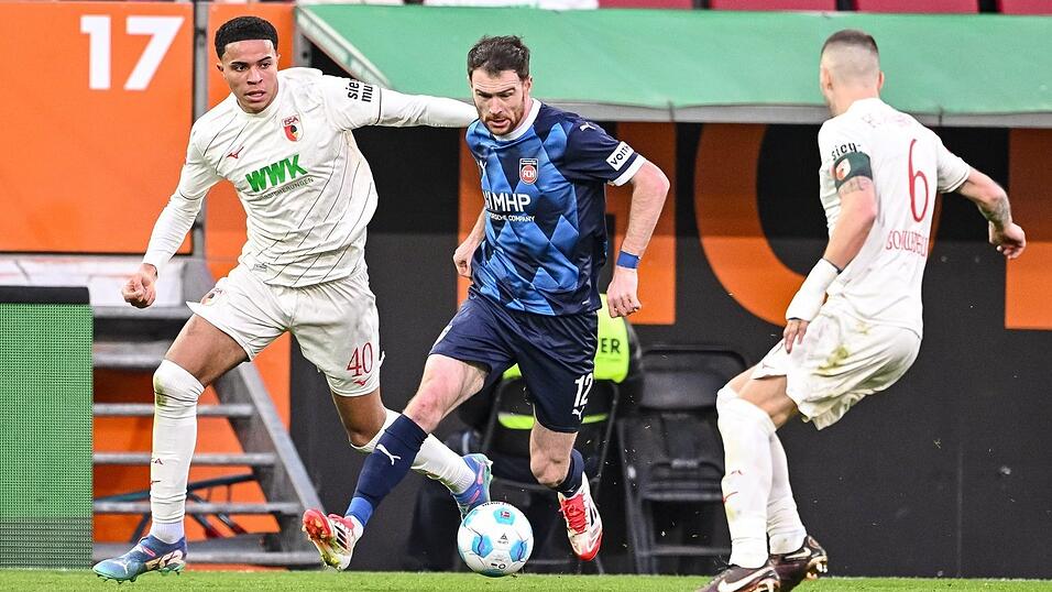 Noahkai Banks (l) oder Jeffrey Gouweleeuw (r) rücken in die Abwehr des FC Augsburg. (Archivbild) Noahkai Banks (l) oder Jeffrey Gouweleeuw (r) rücken in die Abwehr des FC Augsburg. (Archivbild)