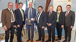 Tobias Gotthardt überreichte die Bundesverdienstmedaille Professor Dr. Michael Pfeifer im Bürgersaal Donaustauf, dazu gratulierten unter anderem Landrätin Tanja Schweiger und Donaustaufs Bürgermeister Jürgen Sommer (dritter von rechts). Tobias Gotthardt überreichte die Bundesverdienstmedaille Professor Dr. Michael Pfeifer im Bürgersaal Donaustauf, dazu gratulierten unter anderem Landrätin Tanja Schweiger und Donaustaufs Bürgermeister Jürgen Sommer (dritter von rechts).