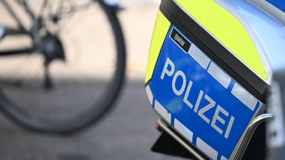 Der Fahrradfahrer stirbt an seinen Verletzungen - jetzt ermittelt die Polizei. (Symbolbild) Der Fahrradfahrer stirbt an seinen Verletzungen - jetzt ermittelt die Polizei. (Symbolbild)