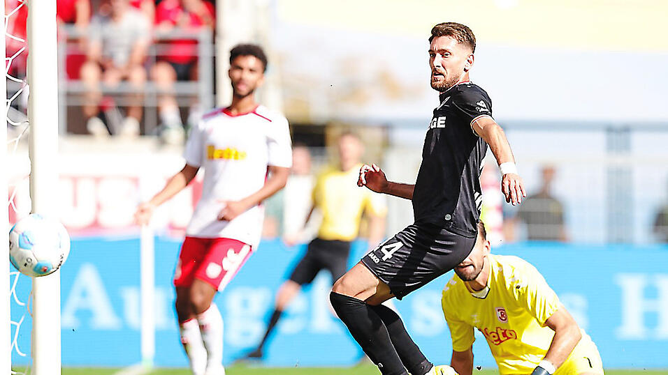 Mangelhaftes Abwehrverhalten kennzeichnete das Spiel des SSV Jahn am Sonntag gegen Preußen Münster. Hier kann der Ex-Regensburger Charalambos Makridis den Ball aus kurzer Distanz völlig freistehend zum 0:2 einschieben. Mangelhaftes Abwehrverhalten kennzeichnete das Spiel des SSV Jahn am Sonntag gegen Preußen Münster. Hier kann der Ex-Regensburger Charalambos Makridis den Ball aus kurzer Distanz völlig freistehend zum 0:2 einschieben.