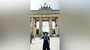 Noah Fuchs am Ziel seiner Tour, dem Brandenburger Tor in Berlin. Zwei Wochen vorher, am 23. Juni, war er in Straubing losgelaufen. Noah Fuchs am Ziel seiner Tour, dem Brandenburger Tor in Berlin. Zwei Wochen vorher, am 23. Juni, war er in Straubing losgelaufen.