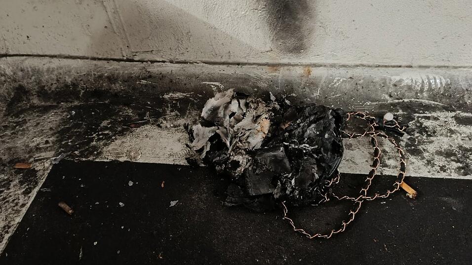 Der Brandherd: eine ausgebrannte Damenhandtasche.