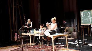 Die Schauspielerinnen Mavie Hörbiger (l-r), Azaria Dowuona-Hammond, Sebastian Rudolph und Caroline Petersund bei der Leseprobe von Elfriede Jelineks «Unter Tieren» im Burgtheater. Die Schauspielerinnen Mavie Hörbiger (l-r), Azaria Dowuona-Hammond, Sebastian Rudolph und Caroline Petersund bei der Leseprobe von Elfriede Jelineks «Unter Tieren» im Burgtheater.