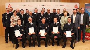 Auszeichnungen des Landesfeuerwehrverbandes dürfen diese Feuerwehrwehrdienstleistenden in Empfang nehmen. Auszeichnungen des Landesfeuerwehrverbandes dürfen diese Feuerwehrwehrdienstleistenden in Empfang nehmen.
