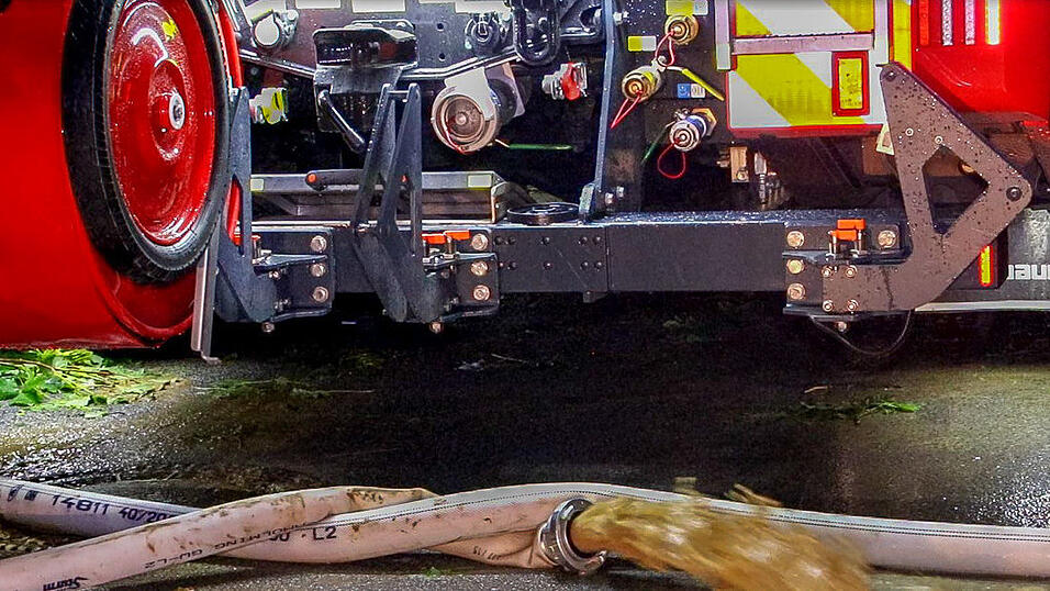 In Künzing im Landkreis Deggendorf überschwemmten Wassermassen auf einem Überlaufbecken eine nahe Wohnsiedlung - mehrere Keller liefen voll, auch die Straße stand zeitweise unter Wasser. In Künzing im Landkreis Deggendorf überschwemmten Wassermassen auf einem Überlaufbecken eine nahe Wohnsiedlung - mehrere Keller liefen voll, auch die Straße stand zeitweise unter Wasser.