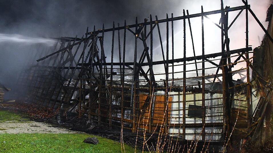 In Wildenberg im Kreis Kelheim brannte eine Lagerhalle. In Wildenberg im Kreis Kelheim brannte eine Lagerhalle.