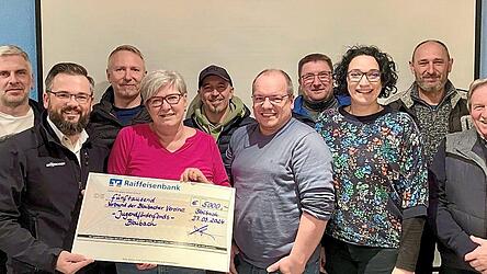 Alexander Engl, Vorsitzender Förderverein Freibad Blaibach (2. v. l.), Evi Grassl, Vorsitzende Verbund Blaibacher Vereine (4. v. l.), Andreas Bergbauer, Kassier Verbund Blaibacher Vereine (6. v. l.), Monika Bergmann, Bürgermeisterin Blaibach (3. v. r.).