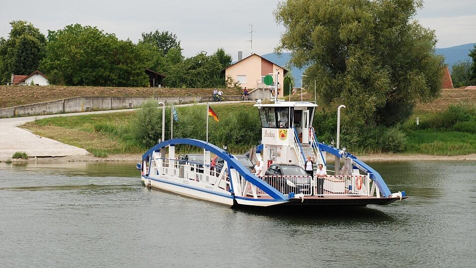 Die Poschinger Donaufähre verkehrt jetzt wieder im Sommer-Modus. (Archivbild) Die Poschinger Donaufähre verkehrt jetzt wieder im Sommer-Modus. (Archivbild)