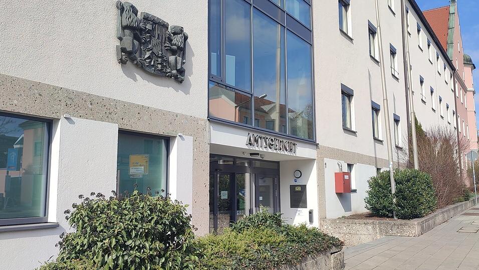 Vor dem Straubinger Amtsgericht musste sich eine Rentnerin wegen gefährlicher Körperverletzung verantworten. Vor dem Straubinger Amtsgericht musste sich eine Rentnerin wegen gefährlicher Körperverletzung verantworten.