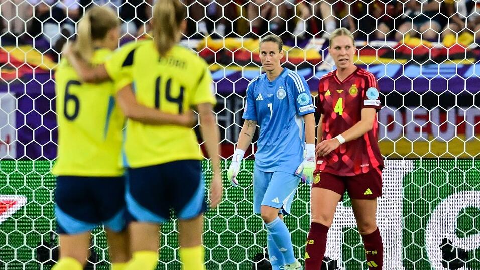 Verteidigerin Rebecca Knaak (r) zeigte sich als Schwachpunkt in der deutschen Abwehr.