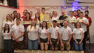 Beim Scheitlknien brachten die Niederaichbacher nochmals flehend ihr Anliegen vor, so konnten die anvisierten Paten aus Frauenberg am Ende nicht mehr widerstehen.