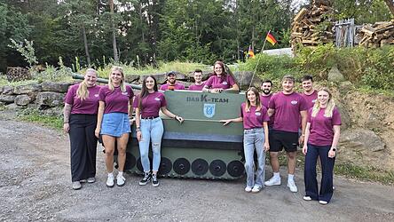 Einer der Höhepunkte des vergangenen Jahres, der Panzer des Krieger- und Reservistenvereins, geht auch dieses Jahr wieder an den Start. Das Organisationsteam um Corinna Fischer (3.v.l.) und Alexander Achatz (8.v.l.) veranstaltet das Seifenkistenrennen bereits zum dritten Mal.