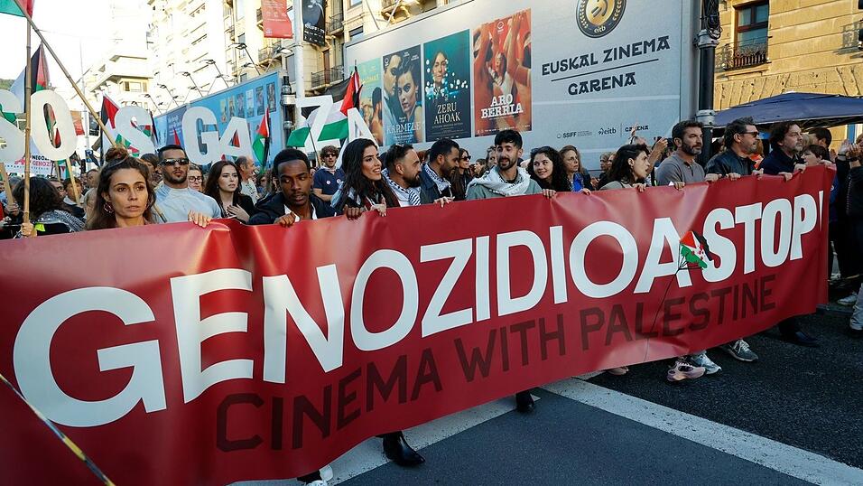 Teilnehmer einer propalästinensischen Demonstration im spanischen Teil des Baskenlandes warfen Israel einen Völkermord im Gazastreifen vor.