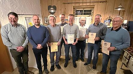 Bei der Jahresversammlung wurden Mitglieder geehrt: 1. Vorsitzender Georg Kollmannsberger, 2. Vorsitzender Markus H&ouml;lzl sowie die Urkundentr&auml;ger Ludwig Sommerer, Roland Kriegler, Josef Schuster, Johann Kriegler, Martin Schindlbeck und Johann Schwaiger (v.l.).