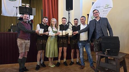 O&acute;zapft is! B&uuml;rgermeister, Festwirt und Pfingstbrautpaar sto&szlig;en auf ein sch&ouml;nes Pfingstfest 2026 an.