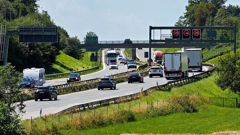 Der betroffene Abschnitt der A8 ist nur vierspurig und meist ohne Seitenstreifen. Der betroffene Abschnitt der A8 ist nur vierspurig und meist ohne Seitenstreifen.