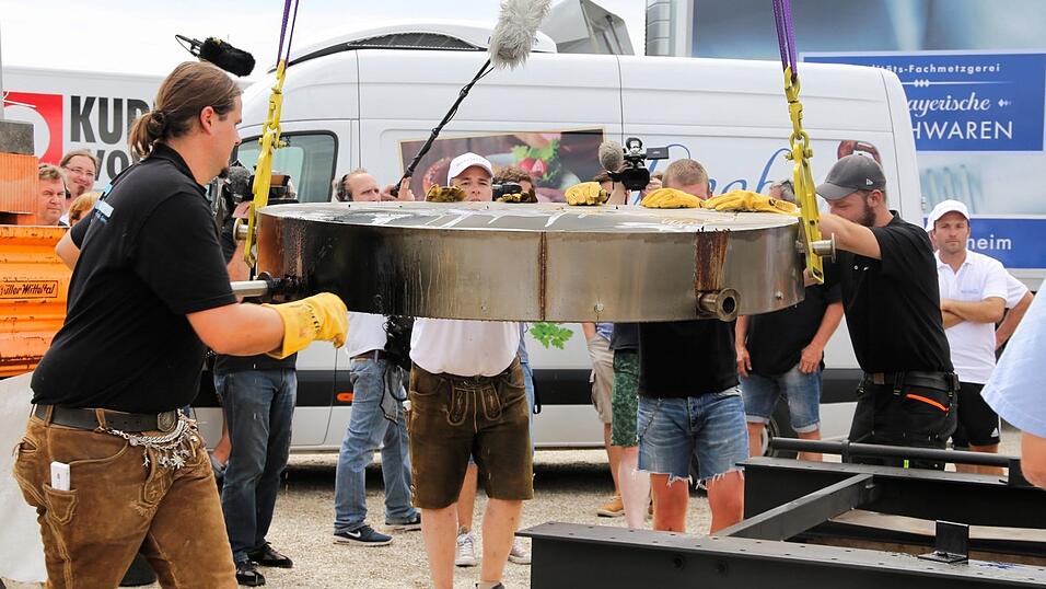 Die Arbeiten sind in vollem Gange: In Pilsting soll heute der gr&ouml;&szlig;te Burger der Welt entstehen.