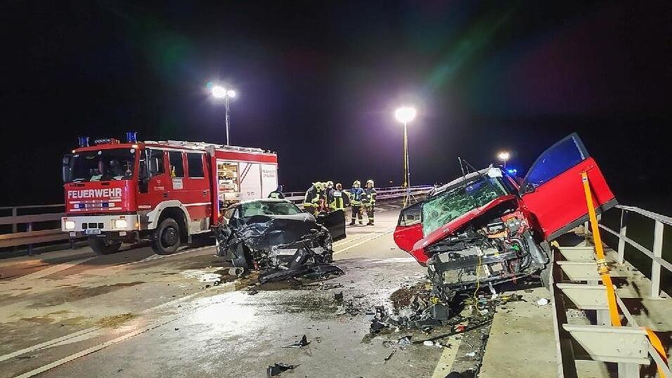 Am fr&uuml;hen Sonntagabend krachten zwei Autos auf der B20 frontal ineinander. Ein dritter Wagen fuhr in die Unfallstelle.