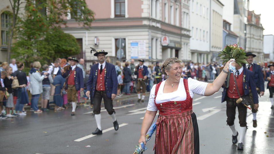 Zahlreiche Musik- und Trachtengruppen zogen nach dreij&auml;hriger Pause am Freitagabend zum Festplatz Am Hagen.&nbsp;
