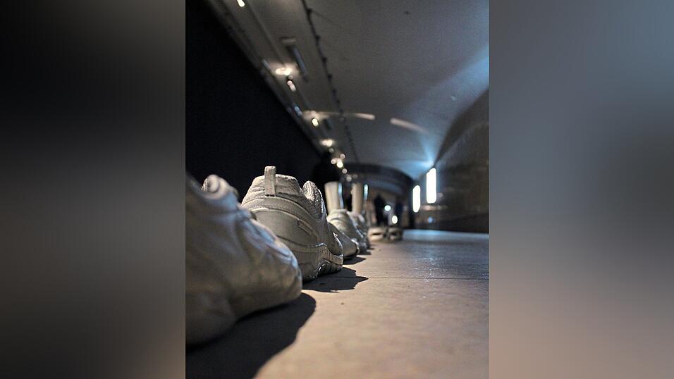 Herrenlose Schuhe erinnern an die Deportationen. Herrenlose Schuhe erinnern an die Deportationen.