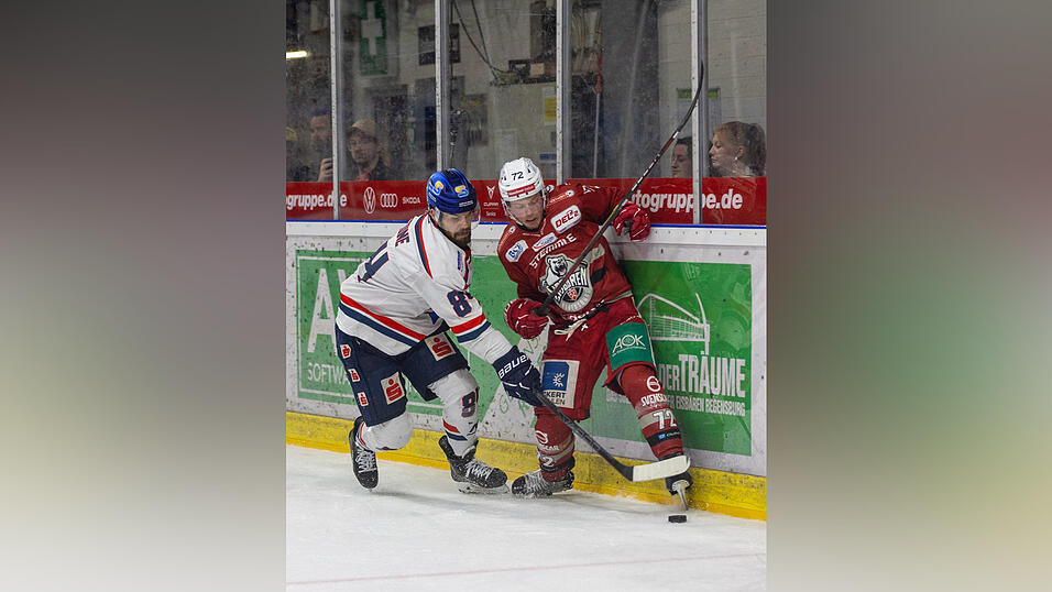 Die Eisb&auml;ren Regensburg (rote Trikots) haben am Sonntag zur&uuml;ckgebissen und die DEL2-Finalserie gegen die Kassel Huskies auf 1:1 ausgeglichen.