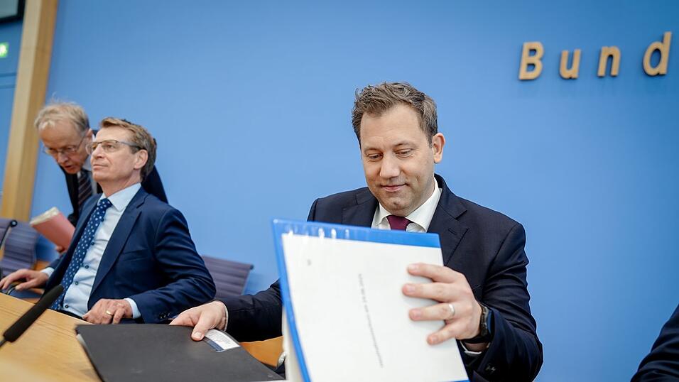 Der Haushaltsplan des Finanzministers Lars Klingbeil (SPD) sieht auch vor, dass sich der Bund weiter verschuldet. Der Haushaltsplan des Finanzministers Lars Klingbeil (SPD) sieht auch vor, dass sich der Bund weiter verschuldet.