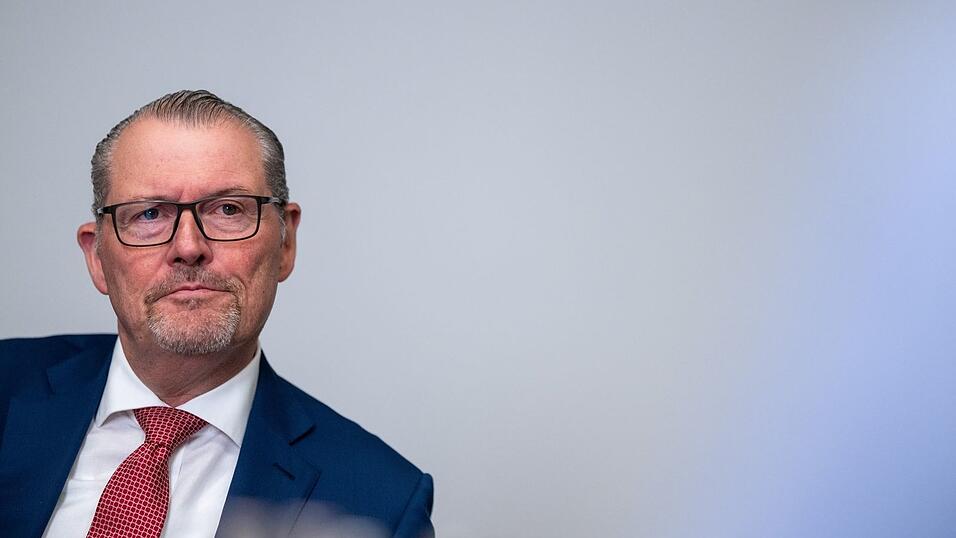 Arbeitgeberpräsident Rainer Dulger Dulger sieht bei den politischen Rändern mit extrem rechts und extrem links «keine Lösungsansätze». Arbeitgeberpräsident Rainer Dulger Dulger sieht bei den politischen Rändern mit extrem rechts und extrem links «keine Lösungsansätze».
