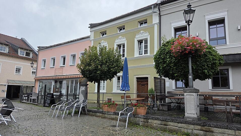 Das schmale, olivgr&uuml;ne Haus, das sich unauff&auml;llig zwischen Eisdiele und Wirtshaus Osl einf&uuml;gt, ist eines der wenigen denkmalgesch&uuml;tzten Wohnh&auml;user in Bad K&ouml;tzting.