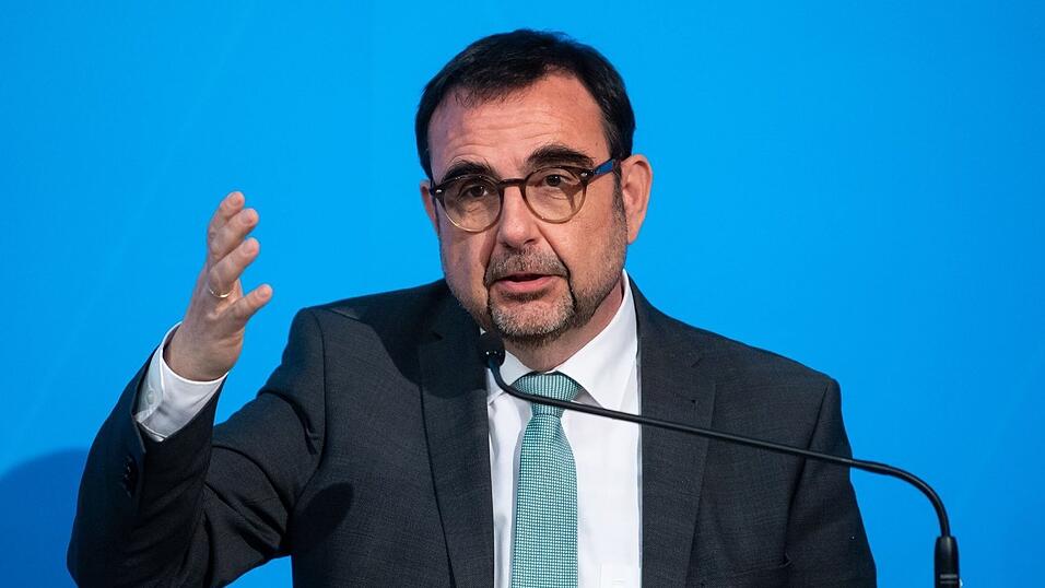 Klaus Holetschek (CSU), Gesundheitsminister von Bayern, spricht zur Presse.