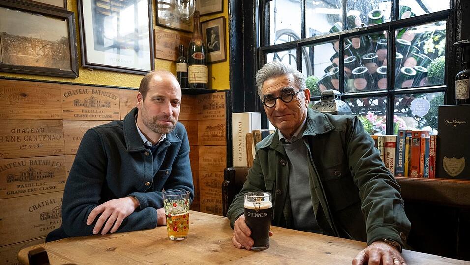 Eugene Levy (r) und Prinz William in einer Folge der Reise-Serie «Urlaub wider Willen mit Eugene Levy».