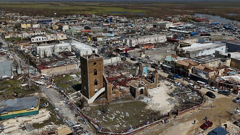 Viele Gemeinden sind auch drei Tage nach der Ankunft des Sturms von der Außenwelt abgeschnitten. Viele Gemeinden sind auch drei Tage nach der Ankunft des Sturms von der Außenwelt abgeschnitten.