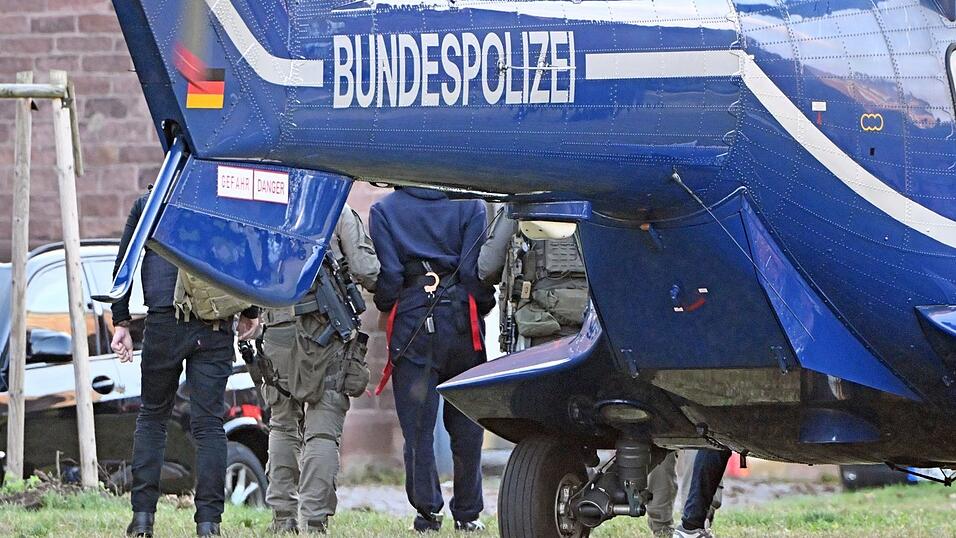 Der Mann hatte sich in Italien rechtlich gegen seine Auslieferung gewehrt - am Ende ohne Erfolg. Der Mann hatte sich in Italien rechtlich gegen seine Auslieferung gewehrt - am Ende ohne Erfolg.