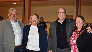 Sie sind die Zwischen-Wahlsieger und gehen in die Stichwahl: Martin Georg Fischer (rechts) und Andreas Kletzmeier (links) am Sonntag in der &bdquo;Wahlzentrale&ldquo; jeweils mit Gattin.