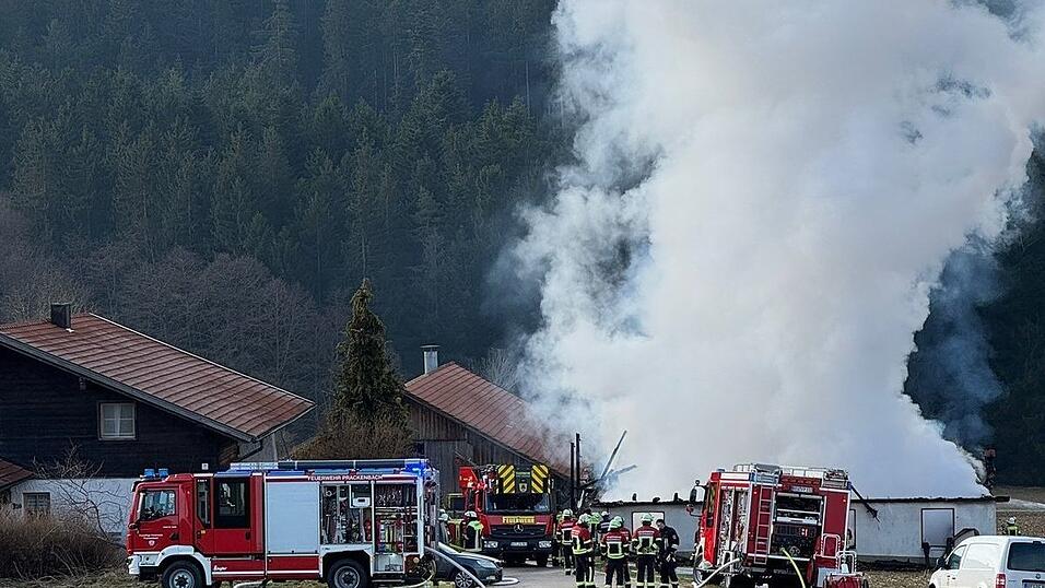 Das Feuer ist im Dachstuhl der Schreinerei ausgebrochen.