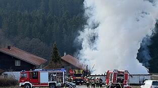Das Feuer ist im Dachstuhl der Schreinerei ausgebrochen.