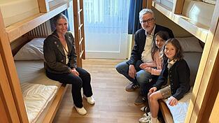 Hier lässt es sich aushalten: Viele Familien nutzten am Samstagnachmittag die Gelegenheit, hinter die Fassaden des Jugendtagungshauses in Haunersdorf zu blicken. Hier lässt es sich aushalten: Viele Familien nutzten am Samstagnachmittag die Gelegenheit, hinter die Fassaden des Jugendtagungshauses in Haunersdorf zu blicken.
