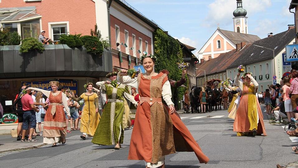 Die schönsten Augenblicke des historischen Drachenstich-Festzuges 2016. Die schönsten Augenblicke des historischen Drachenstich-Festzuges 2016.