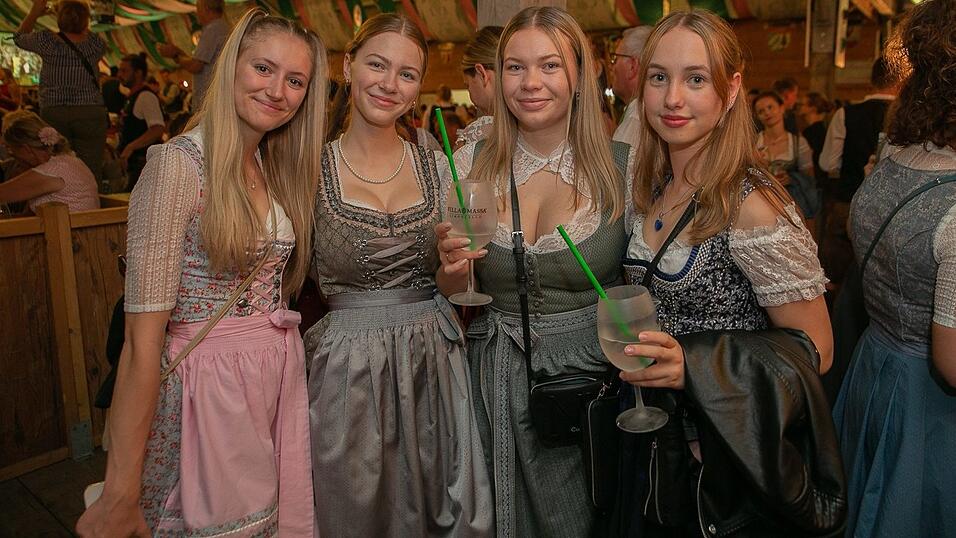 Am Dienstag spielte der Menzl im Festzelt Weckmann auf. Diese Blasmusikfreunde waren mit dabei.