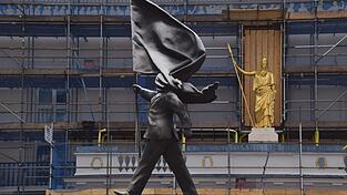 isher gibt es keine offizielle Best&auml;tigung daf&uuml;r, dass der britische K&uuml;nstler Banksy hinter diesem Kunstwerk steckt.