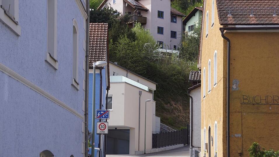 Die Herrngasse ist schmal und kurvig. Als Abkürzung eignet sie sich hinten und vorne nicht. Dennoch fahren Auswärtige immer wieder durch - weil sie das Internet durchschickt.