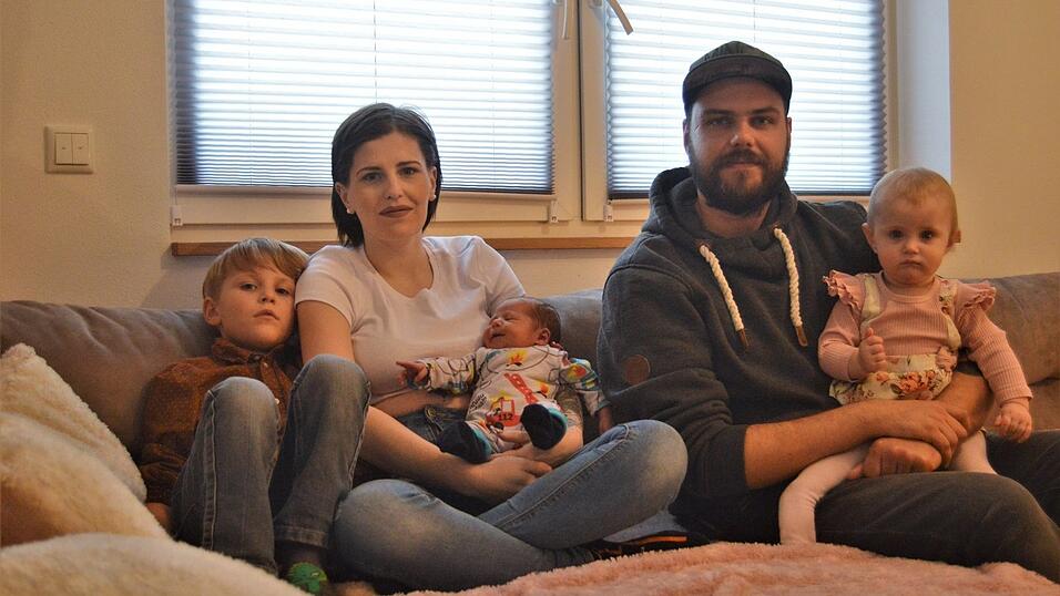 Ein Bild aus gl&uuml;cklichen Tagen: die Familie Sch&ouml;pp mit ihren drei Kindern. Der J&uuml;ngste, Johann, hat vor drei Jahren Schlagzeilen gemacht, weil er schneller als der Sanka war und als ungeplante Hausgeburt zur Welt kam. Damals half der Papa als Rettungssanit&auml;ter noch mit. Vor zwei Monaten nahm sich der dreifache Vater das Leben. Er litt an einer Posttraumatischen Belastungsst&ouml;rung.